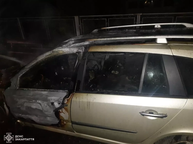 На Ужгородщині рятувальники ліквідували пожежу автомобіля На Ужгородщині рятувальники ліквідували пожежу автомобіля