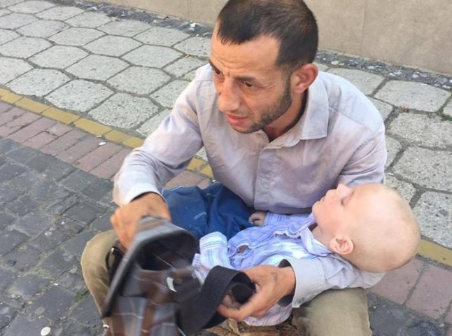 У Мукачеві чоловік жебракував із майже бездиханною дитиною на руках, в якої вже були конвульсії ніжок
