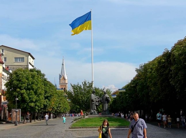 Мешканців Мукачева закликають вивісити прапори до великого державного свята