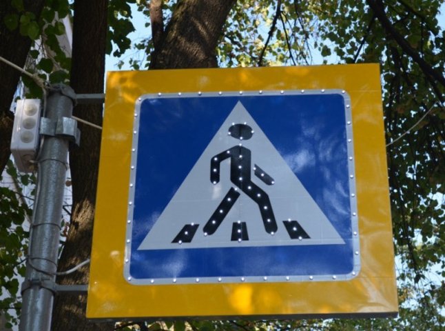 Біля ще однієї ужгородської школи з’явився світлодіодний знак пішохідного переходу