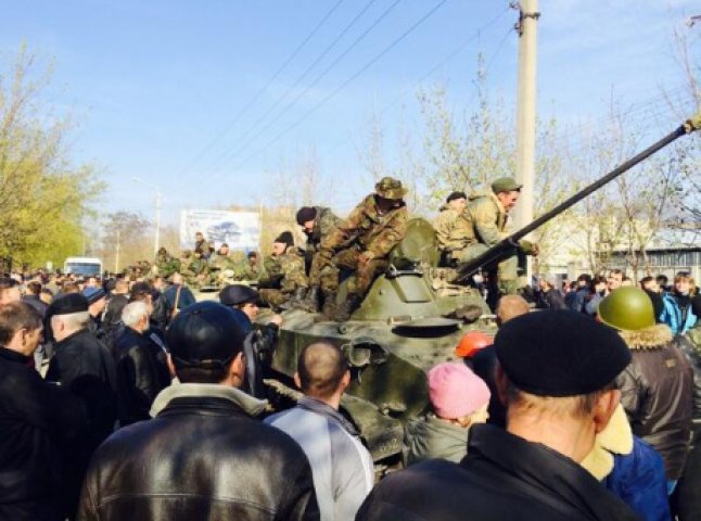 У Краматорськ ввели військову техніку, але її блокують люди