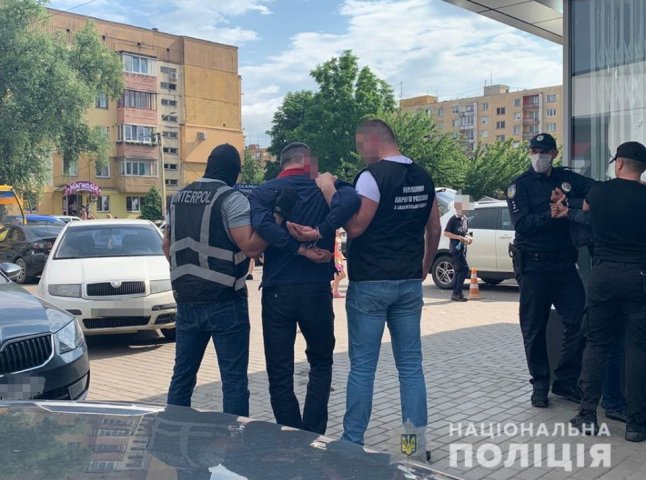 Поблизу торгового центру Ужгорода затримали іноземного злочинця