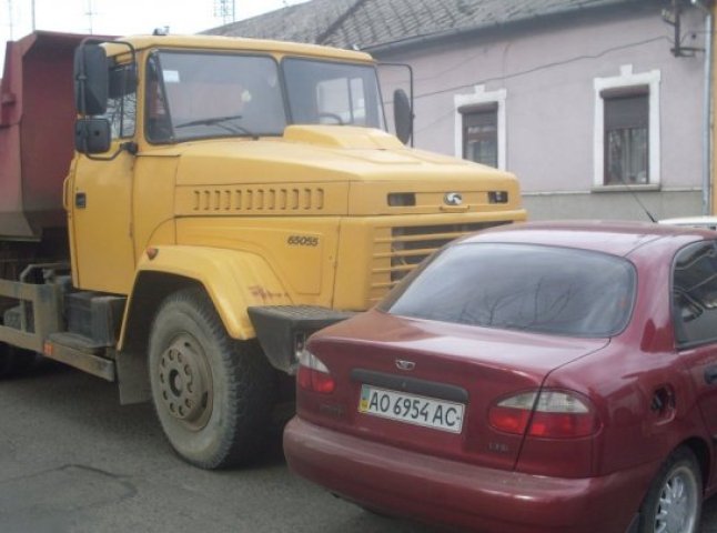 Величезний КРАЗ в Ужгороді в’їхав у легковика (ФОТО)