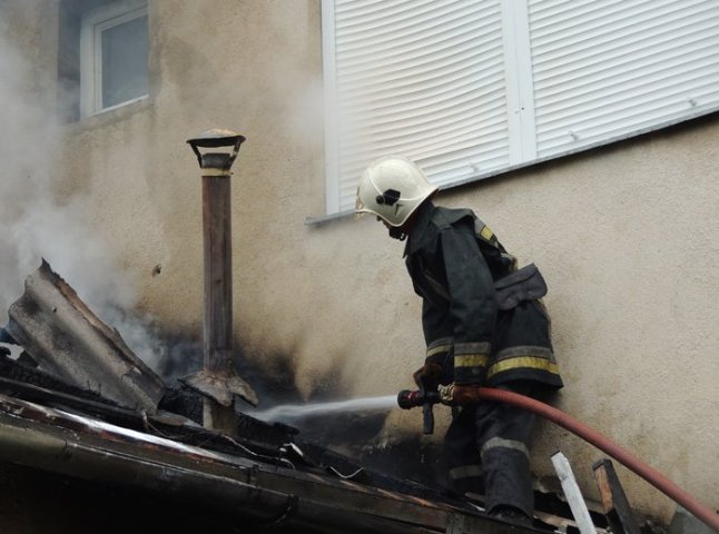 Берегівські рятувальники ліквідували пожежу у житловому будинку