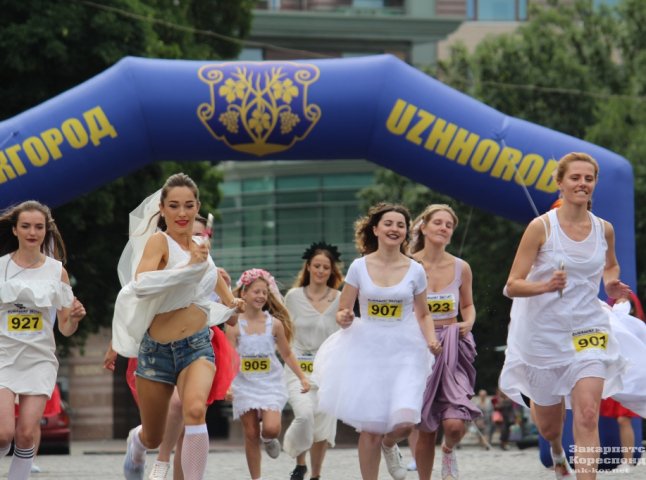 Весільна сукня та кросівки: в Ужгороді відбувся забіг у стилі "наречена-втікачка"