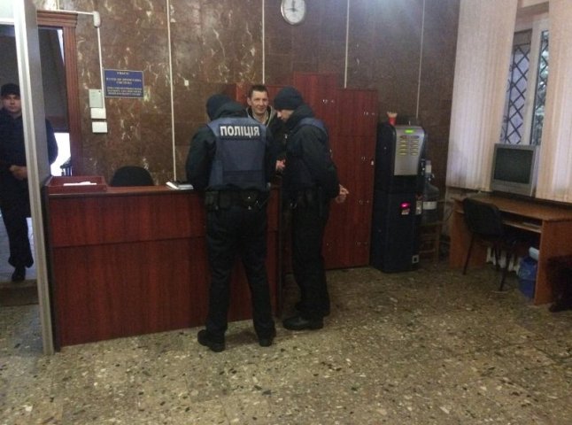 У Мукачівському міськрайонному суді відбувся інцидент за участі громадських активістів