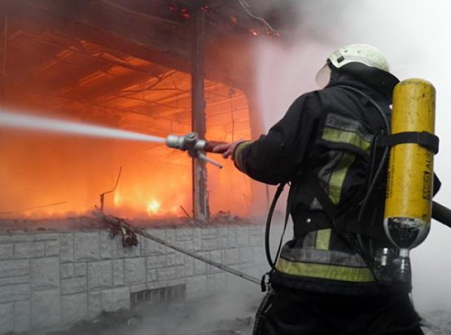 Опіки 70% тіла власника будинку та збитки на десятки тисяч гривень: наслідки великої пожежі у Вишкові