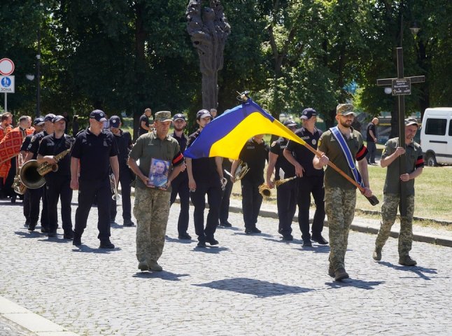 Ужгород попрощався із полеглим 40-річним Героєм Ужгород попрощався із полеглим 40-річним Героєм