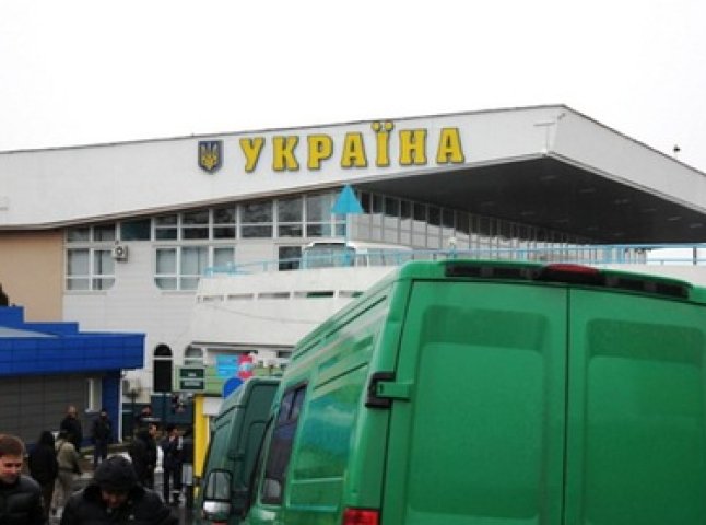 Митники Закарпаття конфіскували в українця брендові речі з Італії