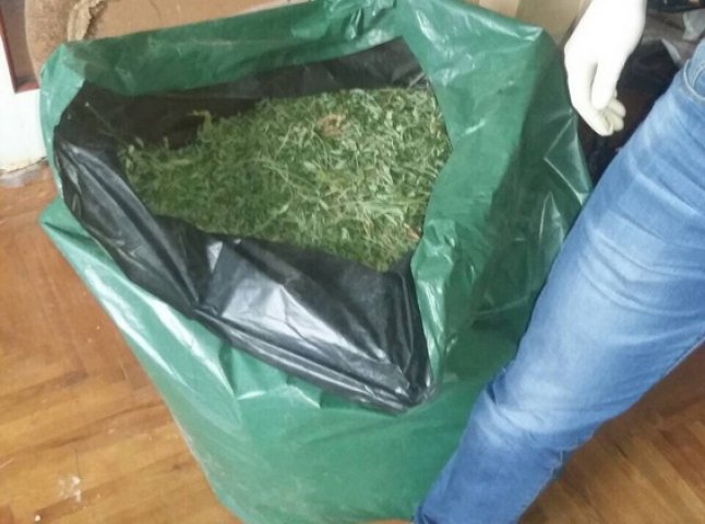У будинку мукачівця знайшли 80 кг наркотиків. Чоловікові повідомили про підозру