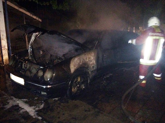 В одному із сіл на Ужгородщині вночі згоріли три автомобілі та трактор