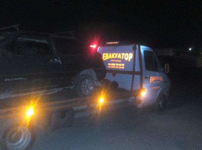 На Виноградівщині автомобіль "ВАЗ" наїхав на електроопору (ФОТО)