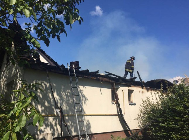 На Хустщині рятувальники гасили пожежу у надвірній споруді