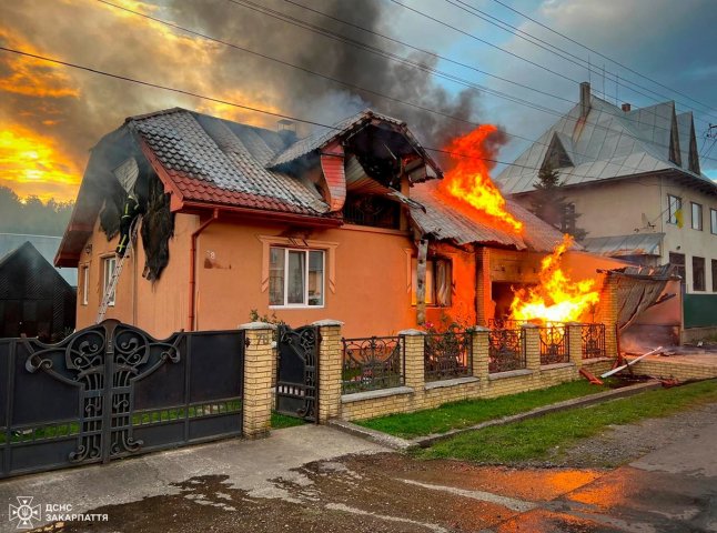 Вогнеборці Іршави та Мукачева гасили пожежу, яка спалахнула у селі