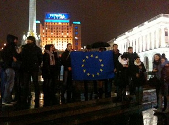 У Києві збирається Євромайдан: люди виходять на протест через призупинення підписання угоди про асоціацію з ЄС (ФОТО)