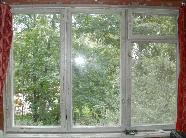 У дитячій поліклініці Ужгорода гостро постала проблема старих вікон
