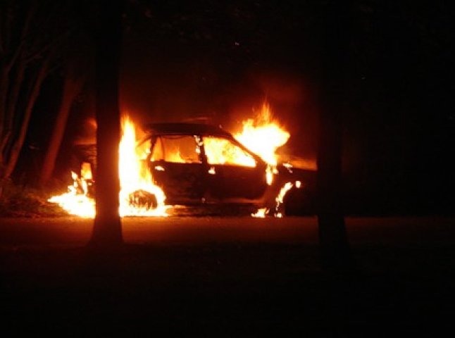 Таки підпал: згорілий автомобіль належить працівнику одного з банків Ужгорода і його підпалили навмисно