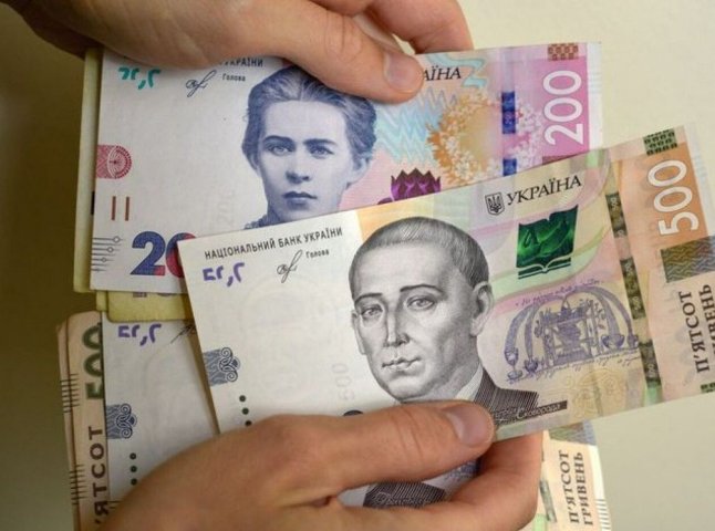 Кому з українців із цього місяця платитимуть по 900 гривень