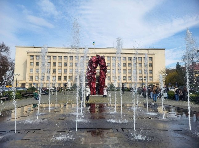 В Ужгороді відкрили скульптуру «Реконструкція подій»: що вона символізує
