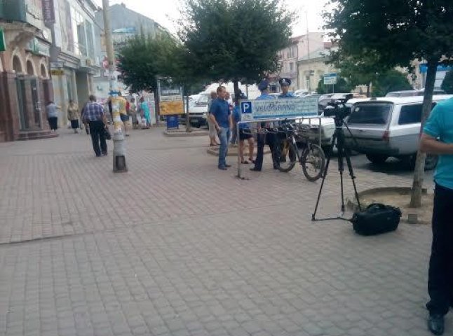 Зранку вулиця Корятовича в Ужгороді постала в незвичайному вигляді