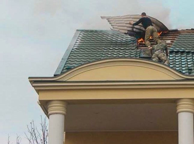 В Ужгороді бійці "Правого сектору" самотужки загасили палаючий дах будинку (ФОТО)