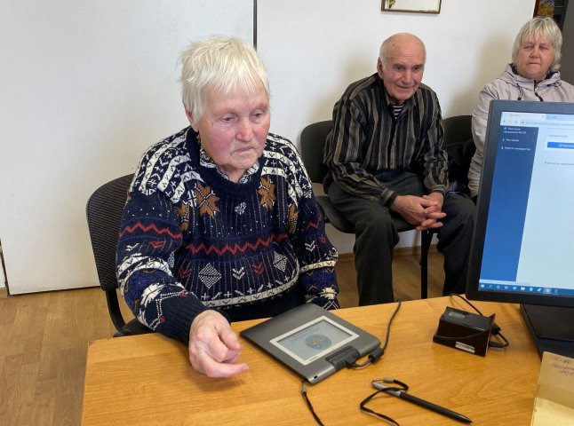 Подружжя оформило закордонні паспорти на Закарпатті після діамантового весілля