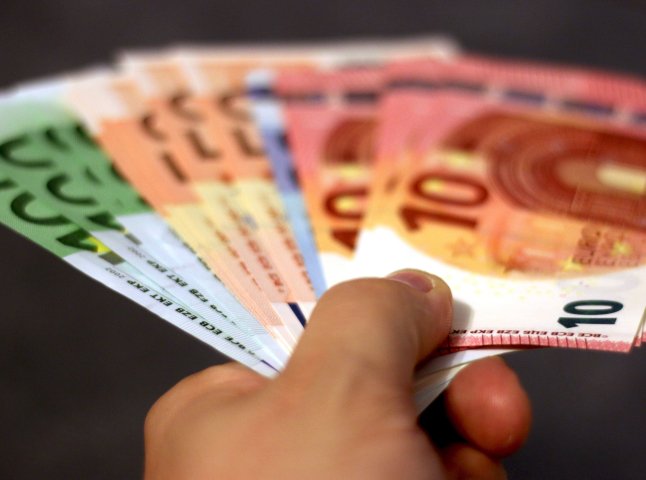 Примус до роботи і санкції за неявку: в одній із країні ЄС змінилися соцвиплати