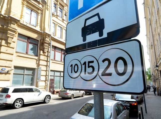 Влада Угорщини на період епідемії зробила парковки безкоштовними