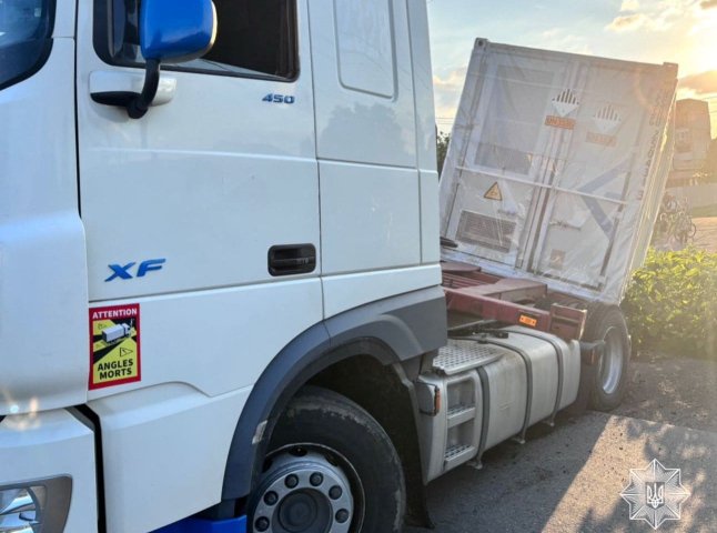 Водій вантажівки «під мухою» злетів у кювет в Мукачеві
