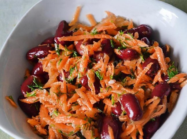 Потрібна квасоля і морква: як приготувати пісний салат для сім’ї з мінімум інгредієнтів