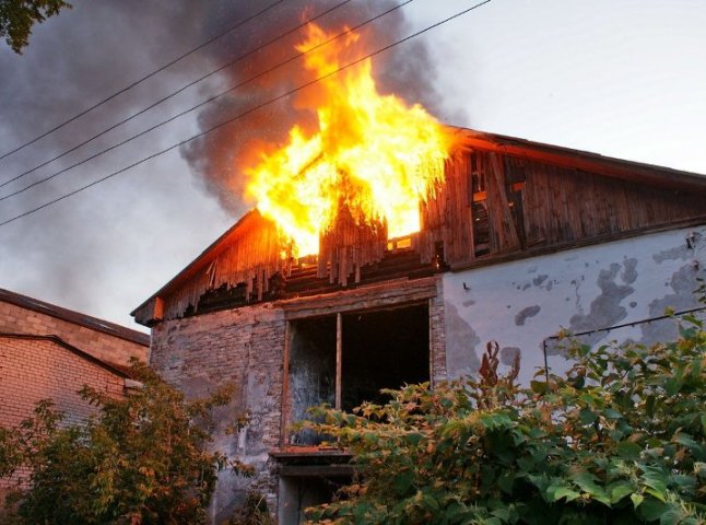 Пожежа у Чинадієві знищила перекриття надвірної споруди та частину домашнього майна