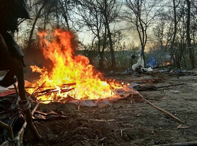 У Києві націоналісти спалили табір ромів із Закарпаття