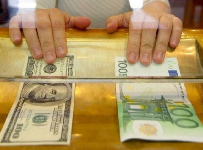 Курс валют: євро та долар суттєво впали