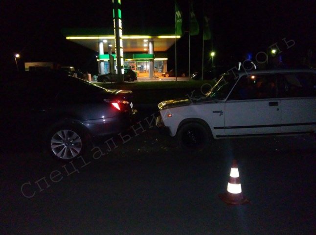 В Ужгороді п’яний водій на ВАЗі врізався у BMW. Очевидцям розповідає фантастичну версію ДТП