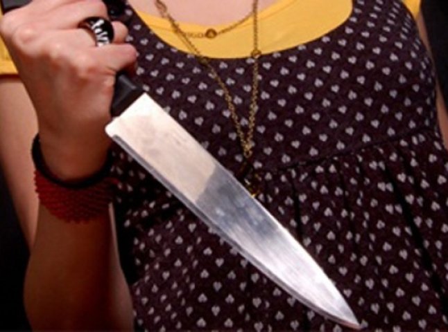 На Мукачівщині двоє жінок з ножами напали на чоловіків
