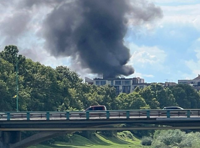 В Ужгороді велика пожежа: над новобудовою чорний дим, — ЗМІ В Ужгороді велика пожежа: над новобудовою чорний дим, — ЗМІ