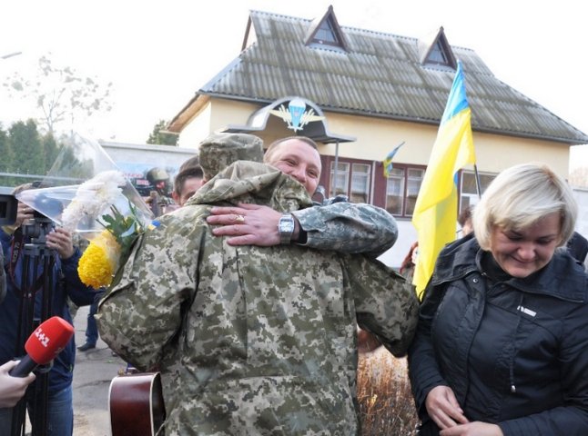 Військових, які їдуть додому зі Сходу України у відпустку, зустрічатимуть у центрі Мукачева з оркестром