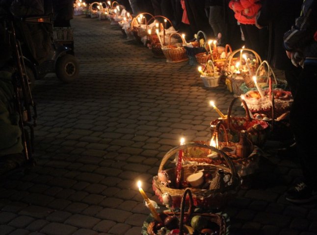 У головних храмах Мукачева проходять святкові великодні богослужіння