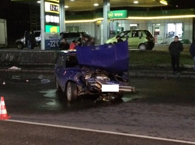 У мікрорайоні "Шахта" в Ужгороді зіткнулись два автомобілі: водія "ВАЗу" забрала швидка