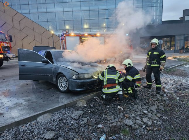 У Мукачеві на парковці загорівся автомобіль