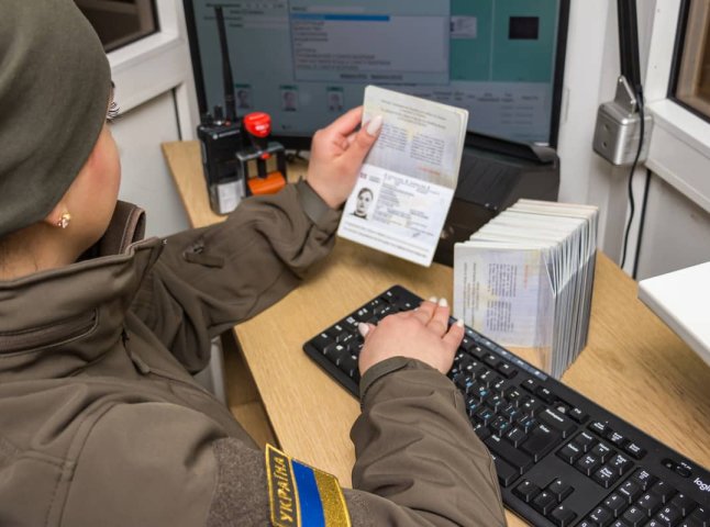 Українців, які буду їхати за кордон до 15 травня, попередили про спецграфік на кордоні