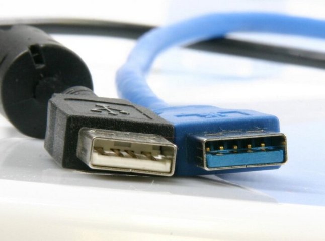 Чому одні USB-кабелі є білими, а інші — кольоровими: чим вони відрізняються