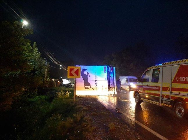 ДТП у Мукачівському районі: вантажівка перекинулась, а мікроавтобус – у кюветі