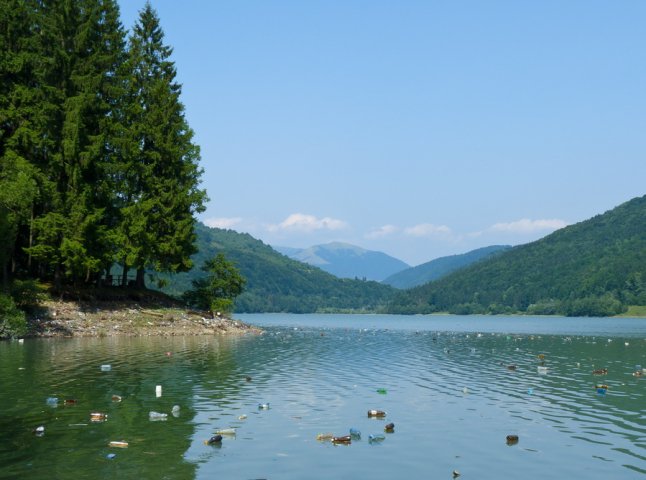 Вільшанське водосховище потопає у смітті