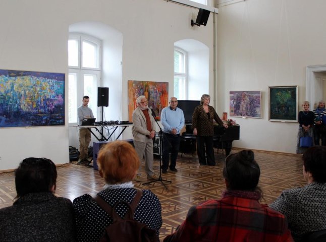 Український живописець та угорська художниця-графік представили свої картини в Ужгороді