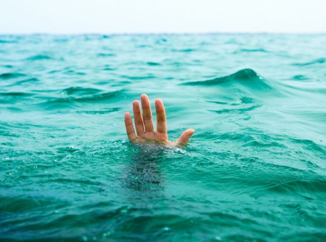 Тіло мукачівця, який втопився у Берегові, знайшли на глибині озера 9 метрів