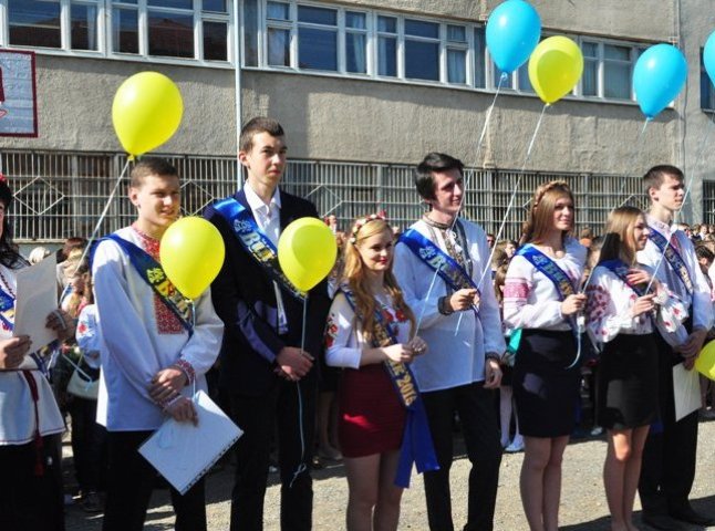 Учні ужгородських шкіл прийшли на свято "Останнього дзвоника" у вишиванках