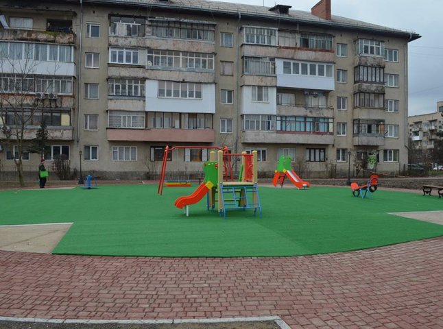 У мікрорайоні "Підгоряни" у Мукачеві з’явився дитячий майданчик