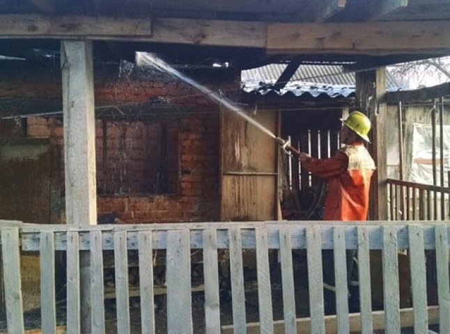 На Тячівщині згоріла дерев’яна коптильня для сала (ФОТО)
