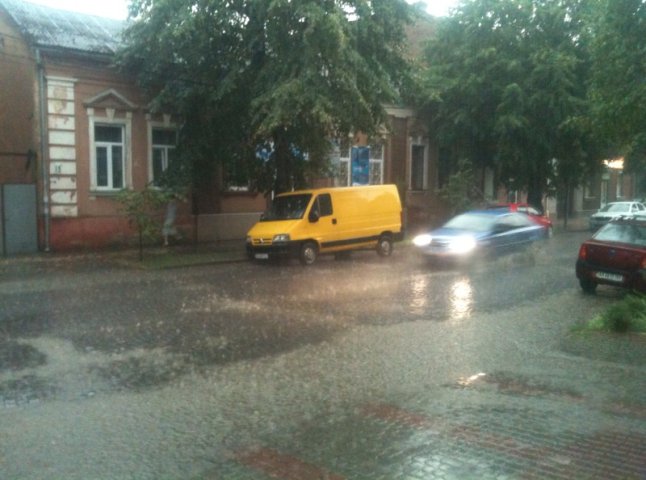 У Мукачеві злива підтопила деякі вулиці міста (ФОТОФАКТ)